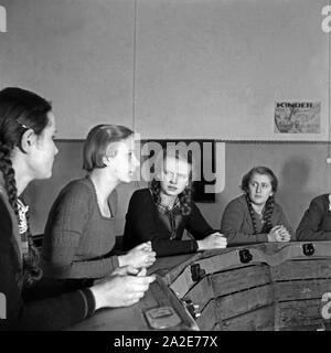 Jugendliche Mädchen beim Unterricht in Deutschland, Taubstummenschule er Jahre 1930. Les filles à une leçon à l'école pour le sourd-muet, Allemagne 1930. Banque D'Images