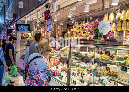 Les acheteurs de viande séchée et de fromage à un décrochage du marché intérieur dans le cadre de Porta Palazzo, le plus grand marché de produits frais en Europe, Italie, Turin Banque D'Images