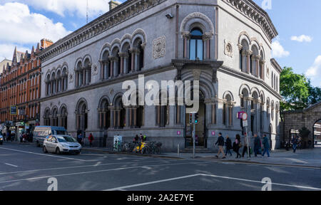 Un Allied Irish Bank succursale à Dame Street dans un bâtiment qui abritait autrefois le Munster et Leinster Bank. Conçu par Thomas Deane en 1872. Banque D'Images