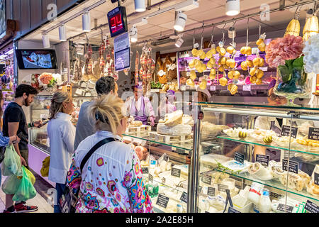 Les acheteurs de viande séchée et de fromage à un décrochage du marché intérieur dans le cadre de Porta Palazzo, le plus grand marché de produits frais en Europe, Italie, Turin Banque D'Images