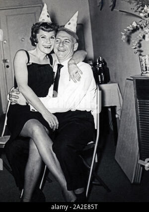 Couple célébrant le nouvel an chez lui, vers 1951960, États-Unis. Banque D'Images