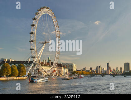 Soir vue sur le London Eye à l'ouest du pont du Jubilé. Banque D'Images