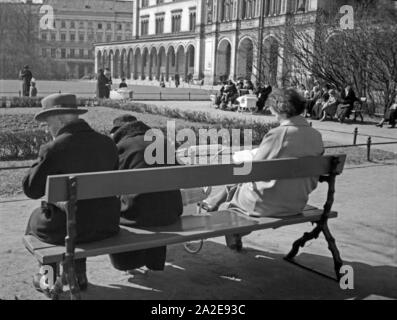 Menschen sich nehmen die Zeit für ein Sonnenbad an der neuen Universität à Königsberg Ostpreußen, 1930er Jahre. Les personnes qui prennent le temps d'un bain de soleil près de nouvelle université à Koenigsberg, la Prusse de 1930. Banque D'Images