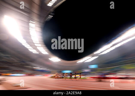 Vue générale de l'action de l'organisation Women's 5000m chauffe au cours de la sixième journée des Championnats du monde IAAF au Khalifa International Stadium, Doha, Qatar. Banque D'Images