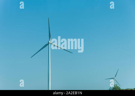 Un ancien moulin à vent contre un ciel bleu dans la ville de Sutherland le moulin est en métal. Chypre Banque D'Images