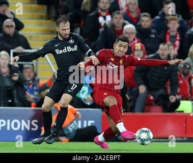 Anfield, Liverpool, Merseyside, Royaume-Uni. 2e oct, 2019. Ligue des Champions de football, Liverpool contre Red Bull Salzbourg ; Andreas Ulmer de Red Bull Salzbourg et Roberto Firmino de Liverpool en concurrence pour le bal - usage éditorial : Action Crédit Plus Sport/Alamy Live News Banque D'Images