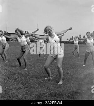 Bei der Frauen in der Logau Musterschule Gymnastik für Frauenturnen à Hannover, Deutschland 1930er Jahre. Des femmes faisant la gymnastique à l'école des femmes de Logau gymnastics à Hanovre, Allemagne 1930. Banque D'Images