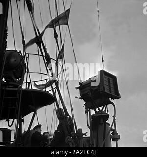 Marinerekrut der 2. Minensuchflottille im Ausguck, Deutschland 1930 er Jahre. Recrutement de la 2e marine flottille de dragueur de l'exercice à l'affût, l'Allemagne des années 1930. Banque D'Images