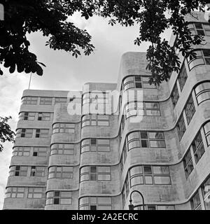 Das Haus Shell, die zentrale der Rhenania Ossag Mineralölwerke GMBH, à Berlin Tiergarten am Landwehrkanal, Deutschland 1930 er Jahre. Le siège de la filiale allemande de la Shell Oil, à Tiergarten de Berlin, Allemagne 1930. Banque D'Images