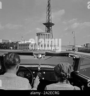 Telefunken Das im Armaturenbrett Cette Super Auto eines Cabrios, vor dem Funkturm à Berlin, Deutschland 1930 er Jahre. L'auto radio Telefunken Super voiture au tableau de bord d'une voiture, en face de la tour radio de Berlin, Allemagne 1930. Banque D'Images