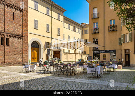 Des tables et des chaises à l'extérieur Il Bacaro Pane e Vino un restaurant italien Piazzo della Consolata, Turin, Italie Banque D'Images