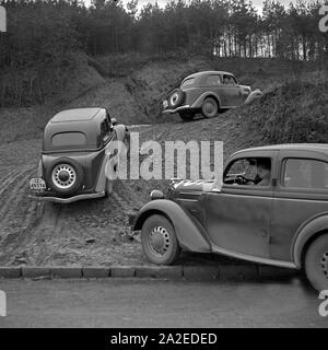 Die Anforderungen un Mensch und Maschine steigen bei der mit dem Geländefahrt Ford Eifel, Deutschland 1930 er Jahre. Le tout-terrain avec Ford modèle Eifel, Allemagne 1930. Banque D'Images