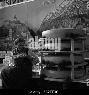 Der Messestand der Steirischen Käseproduktion auf der Internationalen Milchwirtschaftlichen Ausstellung à Berlin 1937, Deutschland 1930 er Jahre. Le stand des producteurs de fromage de la Styrie à l'exposition internationale de l'industrie laitière en 1937 Berlin, Allemagne 1930. Banque D'Images