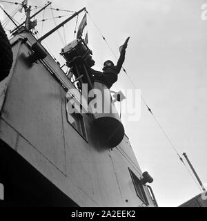 Marinerekrut der 2. Minensuchflottille Suchscheinwerfer im Ausguck suis, Deutschland 1930 er Jahre. Recrutement de la 2e marine flottille démineur exerçant au Lookout au projecteur , Allemagne 1930. Banque D'Images