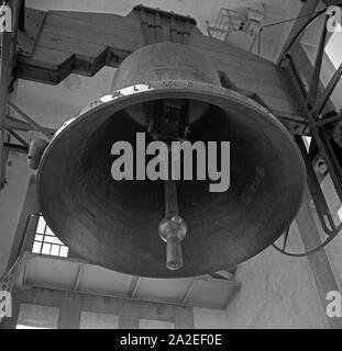 Die 9,6 Tonnen schwere und 4,28 mètre hohe Olympia Glocke im Berliner Glockenturm, 1936. La cloche olympique au Berliner Glockenturm beffroi, 1936. Banque D'Images