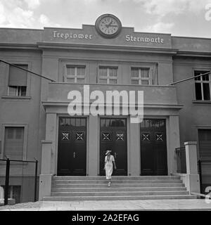 Eine Frau auf den centre Niveaux proposés der Sternwarte Treptow à Berlin, Deutschland 1930er Jahre. Une femme sur les marches de l'observatoire Treptow à Berlin, Allemagne, 1930. Banque D'Images