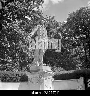 Mourir à Berlin, Siegesallee hier die Figur Friedrich II., Friedrich der Große, Deutschland 1930er Jahre. La Siegesallee à Berlin : statue de Frédéric II, Frédéric le Grand, l'Allemagne des années 1930. Banque D'Images