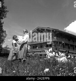 Un BdM Mädchen (in der Jugendherberge Adolf Hitler à Berchtesgaden, Deutschland 1930 er Jahre. Filles BdM séjournant à l'auberge de jeunesse d'Adolf Hitler à Berchtesgaden, Allemagne 1930. Banque D'Images
