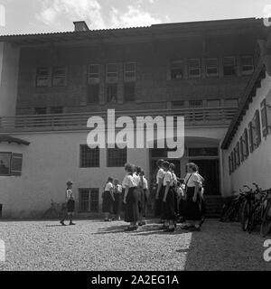 Bem morgendlichen Antreten BdM Mädchen im Hof der Jugendherberge Adolf Hitler à Berchtesgaden, Deutschland 1930 er Jahre. Filles BdM à matin alignés dans la cour de l'auberge de jeunesse d'Adolf Hitler à Berchtesgaden, Allemagne 1930. Banque D'Images