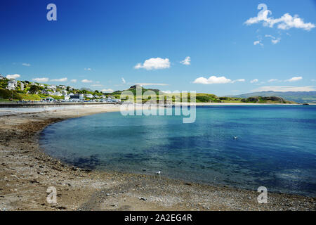 Vue de l'autre côté de la baie depuis Criccieth, dans le nord du pays de Galles, vers Porthmadog Banque D'Images