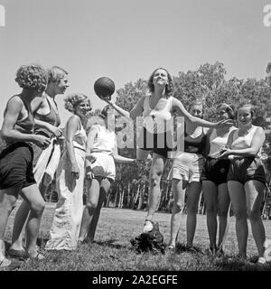 Bei der Gymnastik Mädchen mit dem Medizinball im Freizeitlager am Werbellinsee Altenhof dans le Brandebourg, 1930er Jahre. Filles faisant la gymnastique avec une boule à la camp de loisirs du Deutsche Arbeitsfront Altenhof, Brandebourg, en 1930. Banque D'Images