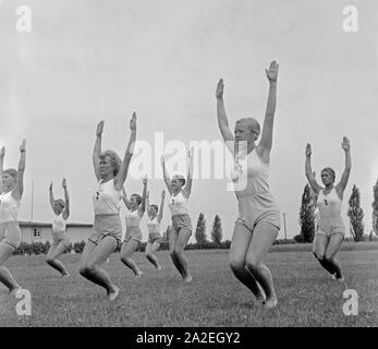 Frauen beim dans Strecksprung Frauenturnen Logau der für Musterschule à Hannover, Deutschland 1930er Jahre. Les femmes qui font le saut de base à l'école des femmes de Logau gymnastics à Hanovre, Allemagne 1930. Banque D'Images