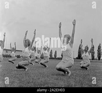 Frauen beim dans Strecksprung Frauenturnen Logau der für Musterschule à Hannover, Deutschland 1930er Jahre. Les femmes qui font le saut de base à l'école des femmes de Logau gymnastics à Hanovre, Allemagne 1930. Banque D'Images