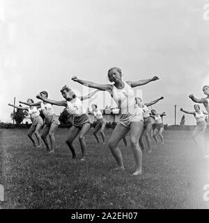 Bei der Frauen in der Logau Musterschule Gymnastik für Frauenturnen à Hannover, Deutschland 1930er Jahre. Des femmes faisant la gymnastique à l'école des femmes de Logau gymnastics à Hanovre, Allemagne 1930. Banque D'Images