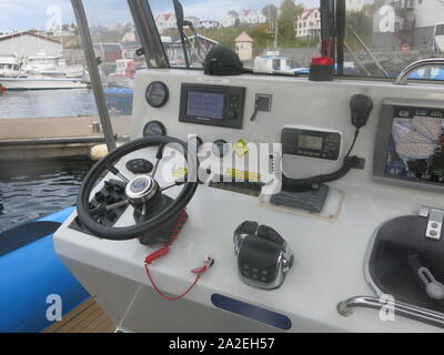 Le panneau de contrôle sur une embarcation pneumatique à coque rigide (RIB) utilisé à Husavik, l'Islande, capitale des baleines. Banque D'Images