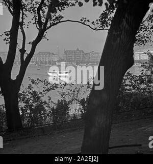 Blick auf die lac Außenalster de Hambourg auf den Michel, Deutschland 1930 er Jahre. Vue sur l'Alster extérieur à Hambourg à l'église Saint-Michel, l'Allemagne des années 1930. Banque D'Images