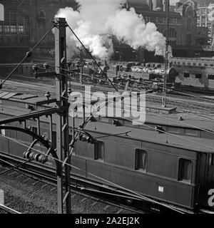 Ankommende ausfahrende Züge und am Hauptbahnhof à Hamburg, Deutschland 1930er Jahre. L'arrivée et au départ des trains à la gare principale de Hambourg, Allemagne 1930. Banque D'Images