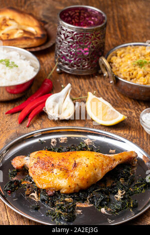 Spinach indien sur poulet en bois Banque D'Images