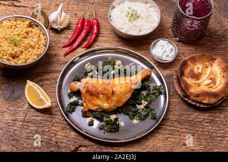Spinach indien sur poulet en bois Banque D'Images