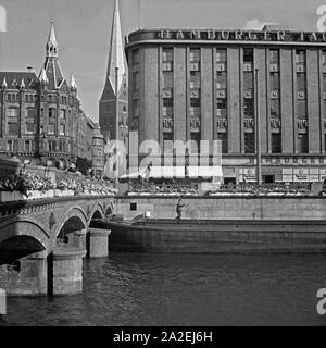 Blick von der Ecke und Jungfernstieg Alsterarkaden über die Kleine Bergstraße Alster dans die auf die Petrikirche à Hamburg, Deutschland 1930er Jahre. Vue du coin de la rue Jungfernstieg et Alsterarkaden à travers la rue Bergstraße à St Petri église à Hambourg, Allemagne 1930. Banque D'Images