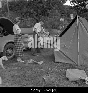 Ein kleiner Junge hilft beim Aufbau des Klepper Zelts, Deutschland 1930 er Jahre. Un petit garçon d'aider ses parents à construire une tente de camping, Allemagne 1930. Banque D'Images