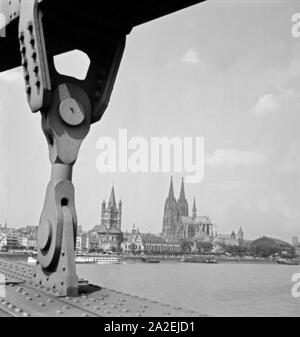 Blick auf die Altstadt von Köln, der durch die Aufhänger Hindenburgbrücke gesehen, 1930er Jahre Banque D'Images