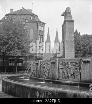 Der Römerbrunnen à Köln, Nähe Zeughausstraße, mit dem Dom im Hintergrund, 1930er Jahre Banque D'Images