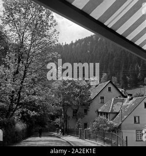 Blick auf Häuser à Triberg im Schwarzwald, Deutschland 1930 er Jahre. Vue de maisons à Triberg en Forêt-Noire, Allemagne 1930. Banque D'Images