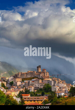 Castel del Monte médiévale au coeur de la Gran Sasso montagne dans la province de L'Aquila, dans le nord de l'Abruzzo, Italie. Banque D'Images