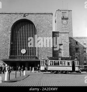 Straßenbahn der Linie 3 vor dem Hauptbahnhof de Stuttgart, Deutschand er Jahre 1930. La ligne de tram no. 3 en face de la gare principale de Stuttgart, Allemagne 1930. Banque D'Images