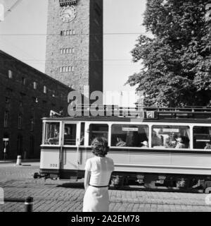 Passanten und die Straßenbahn der Linie 20 vor dem Hauptbahnhof de Stuttgart, Deutschland 1930er Jahre. Passants et d'un tram de la ligne 20 en face de la gare principale de Stuttgart, Allemagne 1930. Banque D'Images