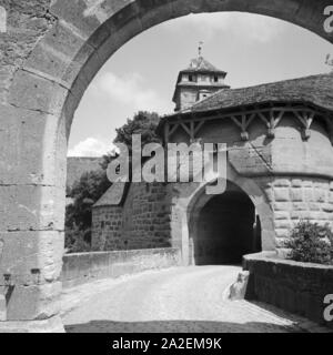 Am burgtor dans Rothenburg ob der Tauber, Allemagne Allemagne Années 1930 er Jahre. À la porte burgtor dans Rothenburg ob der Tauber, Allemagne 1930. Banque D'Images