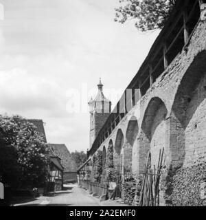 Blick auf den Turm suis Klingentor à Rothenburg ob der Tauber, Allemagne Allemagne Années 1930 er Jahre. Vue de l'embarquement au Klingentor watchout de Rothenburg ob der Tauber, Allemagne 1930. Banque D'Images