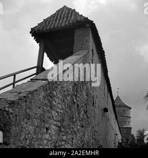 Aufgang der Burg zum Wehrgang dans Harburg dans Schwaben, Deutschland 1930 er Jahre. Escalier de la balustrade de Harburg château, Allemagne 1930. Banque D'Images