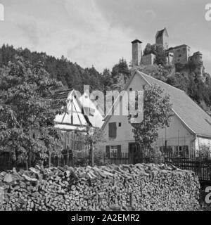 Blick vom Markt auf die Burg à Kipfenberg im Altmühltal, Deutschland 1930er Jahre. Avis de marché pour le château à Kipfenberg dans Altmuehltal valley, Allemagne 1930. Banque D'Images