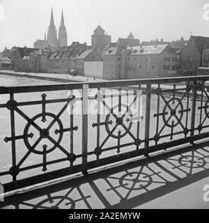 Blick auf den Dom à Regensburg von einer Donaubrücke 1930er Jahre, Deutschland. Vue de la cathédrale de Regensburg à partir d'un pont sur la rivière Danube, l'Allemagne des années 1930. Banque D'Images