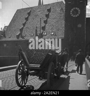 Backsteintransport auf der steinernen Brücke über die Donau à Regensburg, Allemagne Allemagne Années 1930 er Jahre. Transport de briques plus teinerne «Bruecke' pont de pierre sur la rivière Danube à Regensburg, Allemagne 1930. Banque D'Images