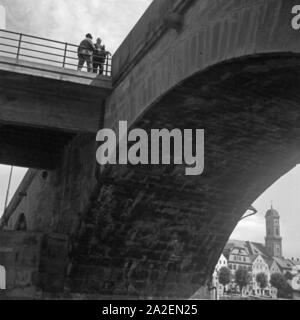 Steinerne Brücke über die Donau à Regensburg, Allemagne Allemagne Années 1930 er Jahre. Teinerne «Bruecke' pont de pierre sur la rivière Danube à Regensburg, Allemagne 1930. Banque D'Images