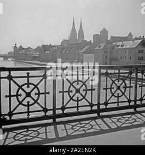 Blick auf den Dom à Regensburg von einer Donaubrücke 1930er Jahre, Deutschland. Vue de la cathédrale de Regensburg à partir d'un pont sur la rivière Danube, l'Allemagne des années 1930. Banque D'Images