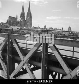 Blick auf den Dom à Regensburg von einer Donaubrücke 1930er Jahre, Deutschland. Vue de la cathédrale de Regensburg à partir d'un pont sur la rivière Danube, l'Allemagne des années 1930. Banque D'Images